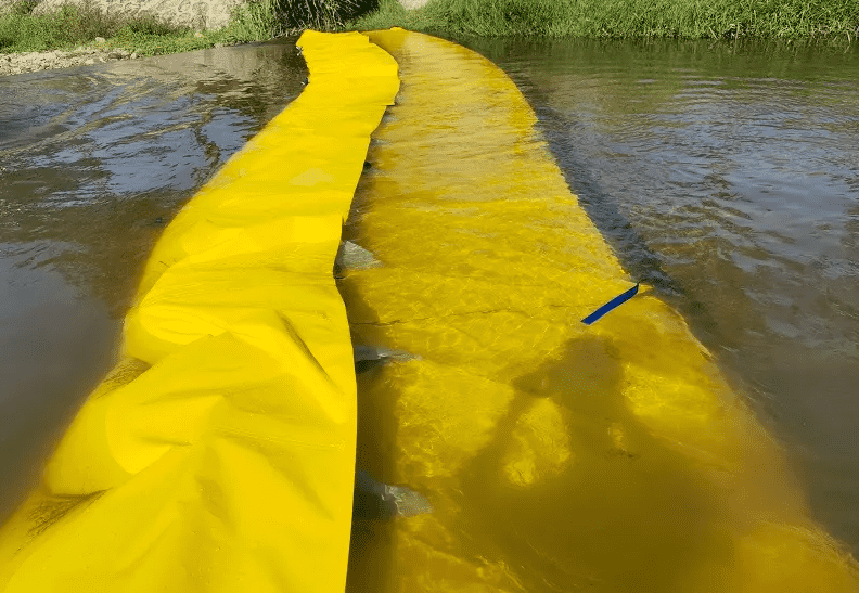 Inflatable flood barrier for rivers